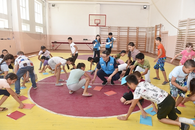 ▲ 이번 봉사단에 직접 참여한 변창훈 총장이 토이테파 1번학교 어린이들과 함께 놀이를 즐기고 있다.ⓒ대구한의대