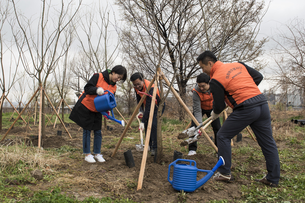 ▲ 미래에셋생명은 12일, 서울 용산구 이촌 한강공원에서 임직원 봉사단 50여명이 참여한 가운데 미세먼지 저감과 도심 속 숲 조성을 위한 봉사활동 ‘한강에 숲을 선물합니다’를 진행했다. 미래에셋생명은 이촌 한강공원에 2023년까지 면적 3천㎡에 달하는 '미래에셋생명 숲'을 만든다.ⓒ미래에셋생명