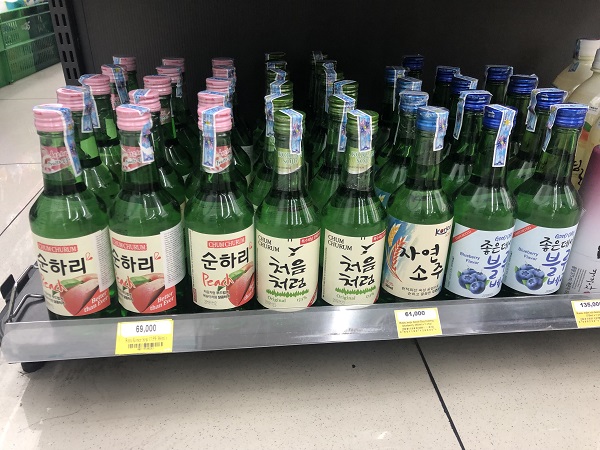 ▲ 롯데주류가 연내 베트남 법인 설립을 염두에 두고 현지에 태스크포스(TF)를 가동한 것으로 확인됐다. K팝·한국 드라마, 박항서 감독의 인기에 베트남에서 소주 ‘처음처럼’의 판매가 늘어나면서 본격적인 베트남 시장 공략의 발판을 마련하는 것으로 풀이된다. 사진은 베트남 현지 편의점에서 판매 중인 한국 소주의 모습.ⓒ한지명 기자