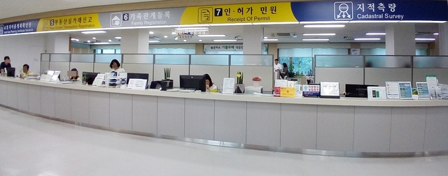 ▲ 대구 수성구가 민원제도 개선 우수사례 경진대회에서 장려상을 수상했다.(사진은 민원실 픽토그램 현장)ⓒ수성구