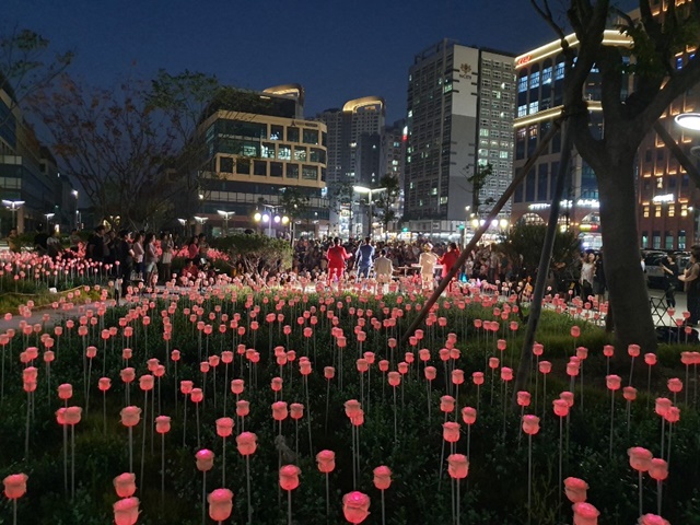 ▲ 지난 주말 'LED 장미공원'에서 진행된 '쿨 버스킹' 현장. ⓒ뉴데일리경제