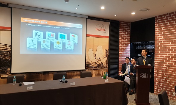 ▲ 임재준 JD F&B CEO가 15일 오전 서울 강남구 도곡동 점보씨푸드 1호점에서 진행된 기자간담회에서 점보씨푸드를 소개하고 있다. ⓒ임소현 기자