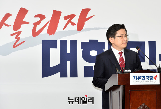 ▲ 황교안 자유한국당 대표가 15일 오전 국회에서 열린 일본의 수출 규제 조치 관련해 열린 기자회견에 입장하고 있다. 이날 황 대표는 