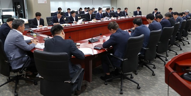 ▲ 양승조 충남도지사가 15일 실국원장 회의를 주재하고 있다.ⓒ충남도