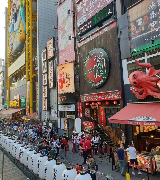 ▲ 지난 13일 일본 오사카부 오사카시 이치란 라멘 매장 앞에 줄이 길게 늘어서 있다. 옆은 유명 상점 돈키호테. ⓒ임소현 기자