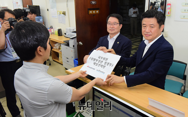 ▲ 백승주 자유한국당 의원과 유의동 바른미래당 의원이 15일 오후 국회 의안과에 정경두 국방부 장관 해임건의안을 제출하고 있다.ⓒ이종현 기자