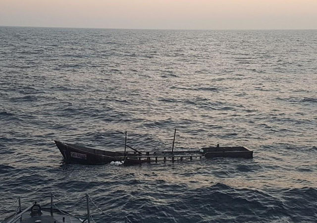 ▲ 해군 고속정이 울릉도 인근에서 포착한 북한 무인 목선. ⓒ합동참모본부 제공.