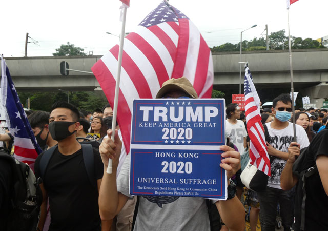 ▲ 미국 성조기를 들고 14일 샤틴 행진에 참가한 홍콩시민ⓒ허동혁