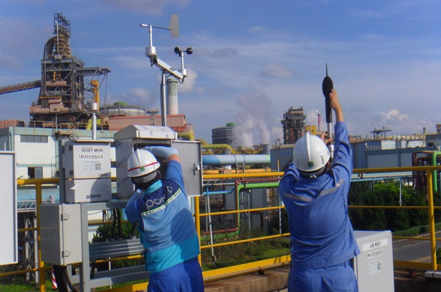 ▲ 포항제철소 대기개선 TF팀의 대기 측정 모습.ⓒ포스코
