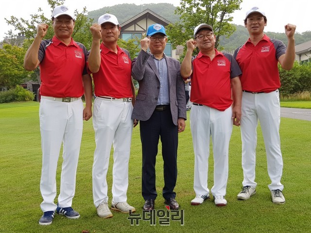 ▲ 15일 경북 상주 블루원CC에서 열린 ‘SBS키움증권배 고교동창 골프대회' 8강에 오른 제천고등학교 골프단이 경기를 마치고 기념촬영을 하고 있다. 강현삼 감독(왼쪽부터), 이경재, 이관표 총동문회장, 이인표, 이동규 선수.ⓒ목성균 기자