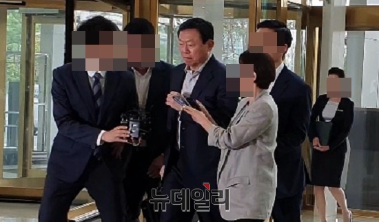 ▲ 신동빈 롯데 회장이 16일 오전 사장단회의에 참석하기 위해 서울 롯데월드타워로 출근하고 있다. ⓒ뉴데일리