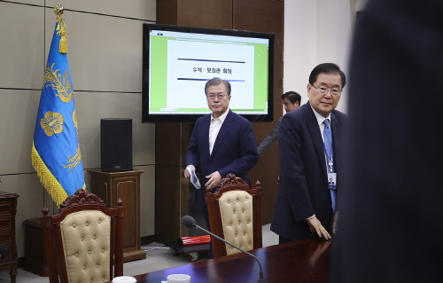 ▲ 문재인 대통령이 지난 15일 수석보좌관 회의를 주재하기 위해 입장하고 있다. ⓒ 청와대