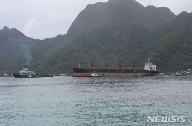 ▲ 미국령 사모아에 억류돼 있는 북한 화물선 '와이즈 어네스트'호. 곧 소유주가 웜비어 씨 가족으로 바뀔 것으로 예상된다. ⓒ뉴시스. 무단전재 및 재배포 금지.