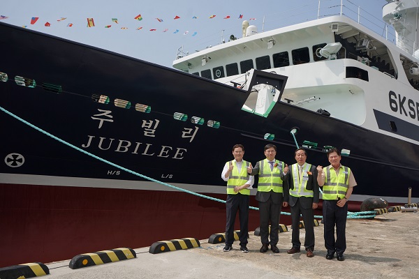 ▲ (좌로부터)김민호 주빌리호 선장_김남정 동원그룹 부회장_이명우 동원산업 사장 백호현 기관장ⓒ동원산업