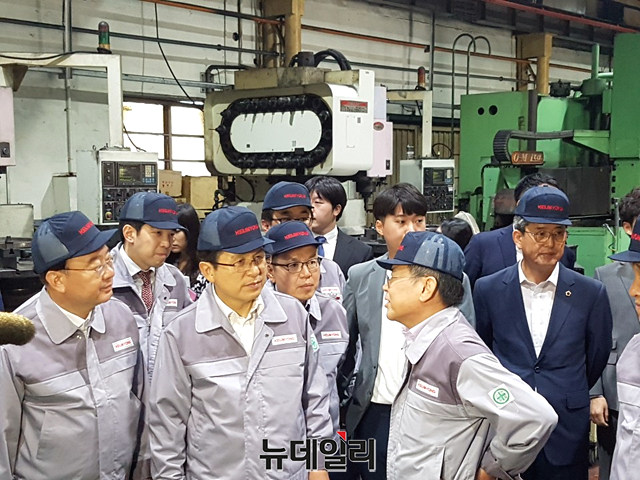 ▲ 강효상 의원과 황교안 당대표, 정태옥 의원이 기업 현장을 방문해 관계자의 이야기를 경청하고 있다.ⓒ뉴데일리