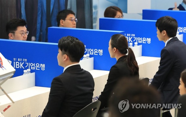 ▲ 29일 오전 서울 동대문디자인플라자에서 열린 금융권 공동 채용박람회에서 참석자들이 현장면접을 보는 모습. ⓒ연합뉴스