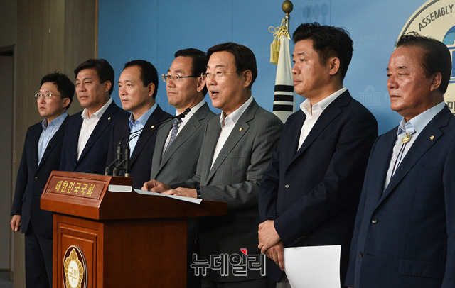 ▲ 자유한국당 소속 정무위원회 위원(김종석 의원, 김용태 의원, 김선동 의원, 성일종 의원, 주호영 의원, 정갑윤 의원, 김성원 의원), 바른미래당 소속 정무위원회 위원(유의동 의원, 지상욱 의원)들이 15일 오전 국회 정론관에서 기자회견을 갖고 있다. ⓒ박성원 기자