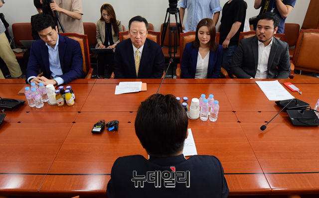 ▲ 박용만 대한상공회의소 회장이 16일 오전 청년 스타트업 대표들과 함께 국회를 방문해 민병두 정무위원장 면담을 하고 있다. ⓒ이종현 기자