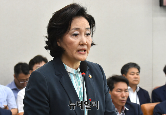 ▲ 박영선 중소벤처기업부 장관이 16일 오전 국회에서 열린 산중위 전체회의에 출석해 현안보고를 하고 있다. ⓒ이종현 기자