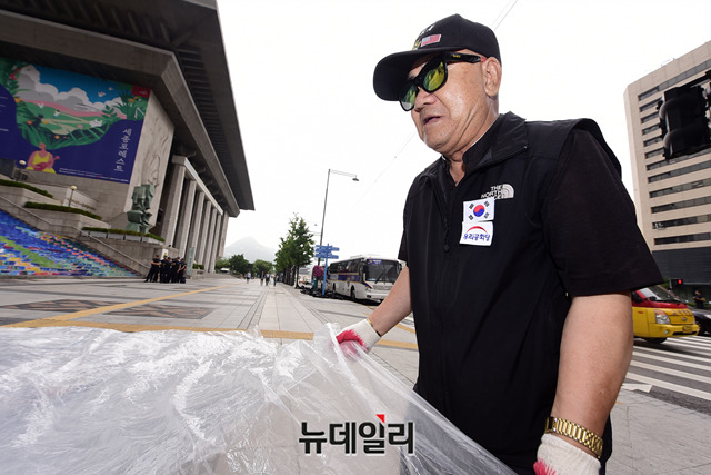 ▲ 우리공화당이 16일 오전 서울 종로구 광화문광장에 있던 천막 4동을 자진철거하고 있다. ⓒ박성원 기자