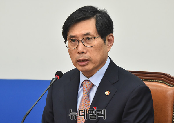 ▲ 법무부(박상기 장관)는 16일 국내에서 건강보험료를 체납한 외국인은 앞으로 비자 연장을 할 때 자격이 제한된다고 밝혔다.ⓒ뉴데일리 DB