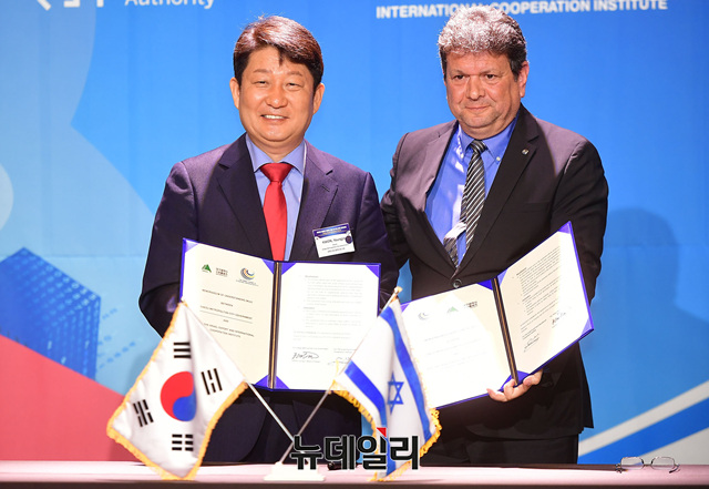 ▲ 16일 ‘한-이스라엘 비즈니스 포럼’ 에서 대구시와 이스라엘 수출공사가 업무협약을 체결했다.ⓒ정상윤 기자