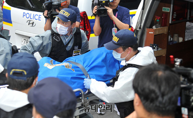 ▲ 정두언 전 새누리당 의원이 16일 오후 숨진 채 발견된 서울 서대문구 북한산 자락길 입구에서 경찰이 시신을 운구하고 있다. ⓒ이기륭 기자