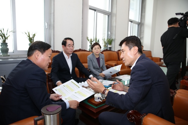 ▲ 이강덕 포항시장이 국회를 방문해 김재원 예산결산특별위원장에게 건의를 하고 있다.ⓒ포항시