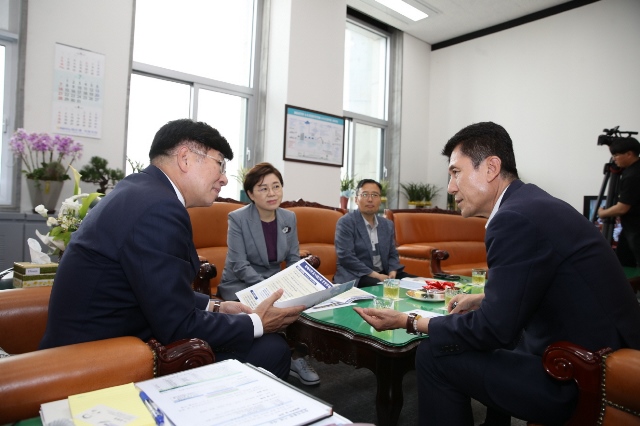 ▲ 이강덕 포항시장의 이종구 산업통상자원중소벤처기업위원장과의 면담 모습.ⓒ포항시