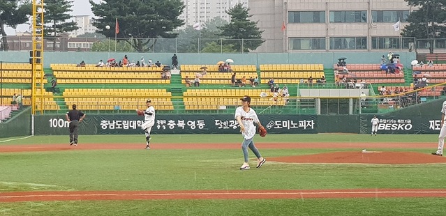 ▲ 청주시청 양궁부 최보민 선수가 16일 청주야구장에서 시구를 하고 있다.ⓒ청주시