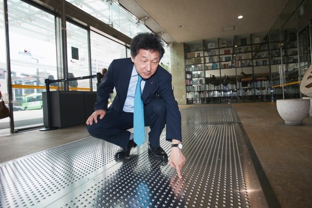 ▲ 유인택 예술의전당 사장이 비타민스테이션 입구에 설치된 미세먼지 저감 발판을 살펴보고 있다.ⓒ예술의전당