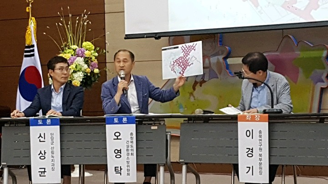 ▲ 오영탁 충북도의원(왼쪽 두번째, 건설소방환경위)이 16일 단양평생학습센터에서 열린 '석회석 채굴부지 활용방안 지역발전 정책세미나'에서 단양군 내 개발 중인 광산도면을 보이면서 향후 활용방안을 제시하고 있다.ⓒ오영탁 의원