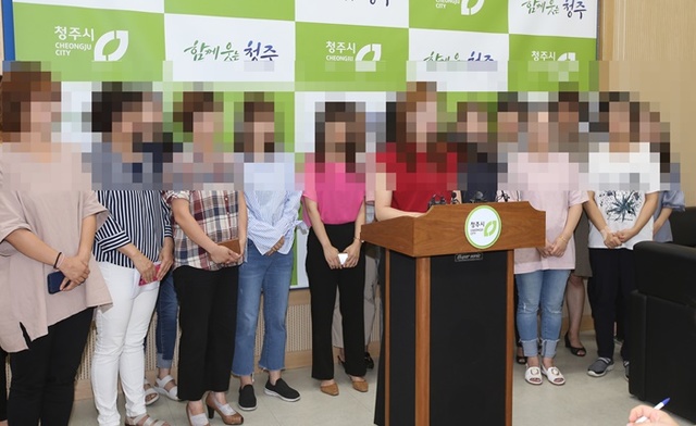 ▲ 청주시 푸른도시사업본부 여성 공무원들이 17일 청주시청 브리핑룸에서 기자회견을 열어 청주시도시공원지키기시민대책위원회 등 시민단체의 여성 공무원 성폭력 피해 주장에 반박 성명을 발표하고 있다.ⓒ청주시