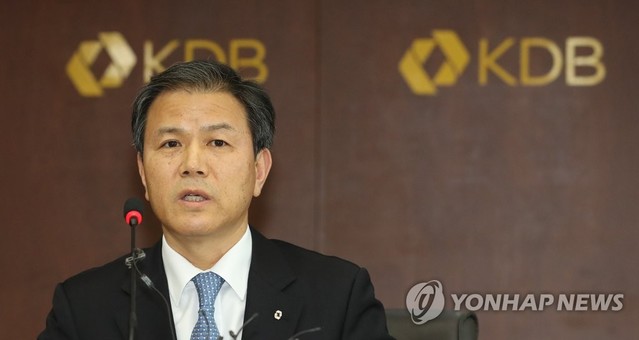 ▲ 이대현 KDB인베스트먼트 사장이 대우건설 체질 개선을 통해 기업 가치를 극대화 시키겠다고 취임 일성을 밝혔다. 사진은 이 사장이 산업은행 수석부행장이던 지난해 3월 금호타이어 처리방안을 발표하는 모습.ⓒ연합뉴스