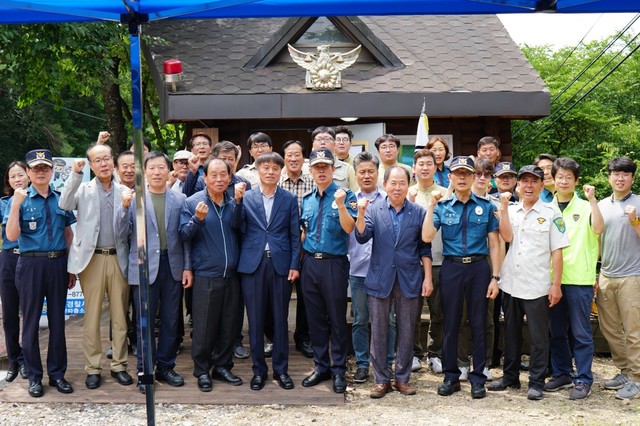 ▲ 17일 제천경찰서가 ‘한수여름파출소’ 개소식을 갖고 권수각 서장(가운데)과 관계자들이 파이팅을 외치고 있다.ⓒ제천경찰서