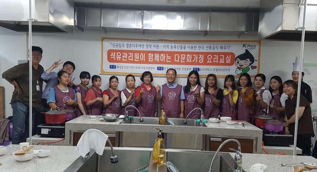 ▲ 17일 한국석유관리원 강원본부가 횡성군 지역 다문화가정 이주여성을 초청해 한국음식조리법을 알려주는 '더불어 행복한 요리교실'을 마치고 기념촬영을 하고 있다.ⓒ한국석유관리원 강원본부