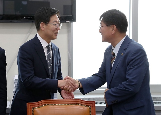 ▲ 양승조 충남도지사가 17일 이헌승 국토교통위원회 법안심사소위원장을 만나 악수를 하고 있다.ⓒ충남도