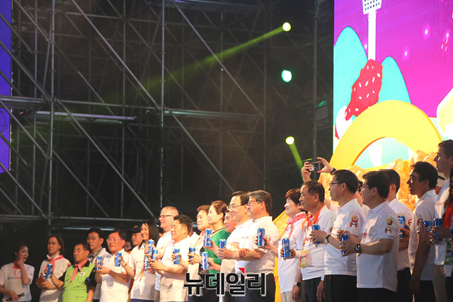 ▲ 이날 개막식에 참석한 관계자들이 건배를 제의하고 있다.ⓒ이지연 기자