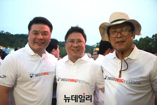 ▲ 개막식 전 전경원, 김지만, 송영헌 대구시의원이 미소짓고 있다.ⓒ이지연 기자