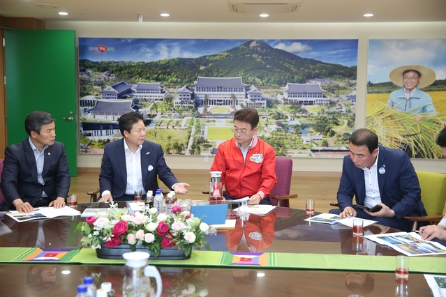 ▲ 이병환 성주군수(왼쪽 두번째)가 17일 성주 도의원들과 함께 이철우 도지사(왼쪽 세번째)를 만나 2020년 국도비 예산확보에 광폭행보를 펼쳤다.ⓒ성주군