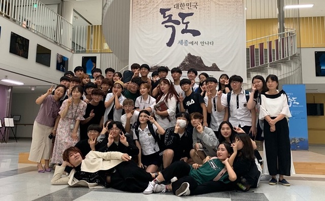 ▲ 지난 17일 새롬고에서 이색 콘서트가 이뤄져 눈길을 끌었다. 사진은 가수 김장훈 씨가 새롬고를 방문해 학생들과 토크 콘서트를 진행하는 장면.ⓒ세종시교육청