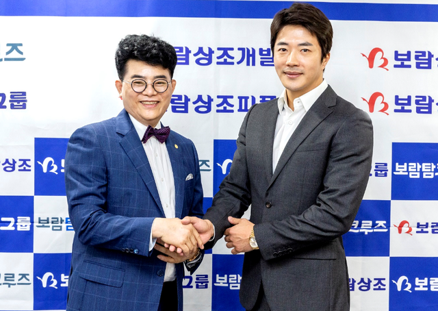 ▲ 지난 2일 모델 위촉식 행사 사진 (왼쪽 최철홍 보람그룹 회장, 오른쪽 배우 권상우) ⓒ 보람그룹