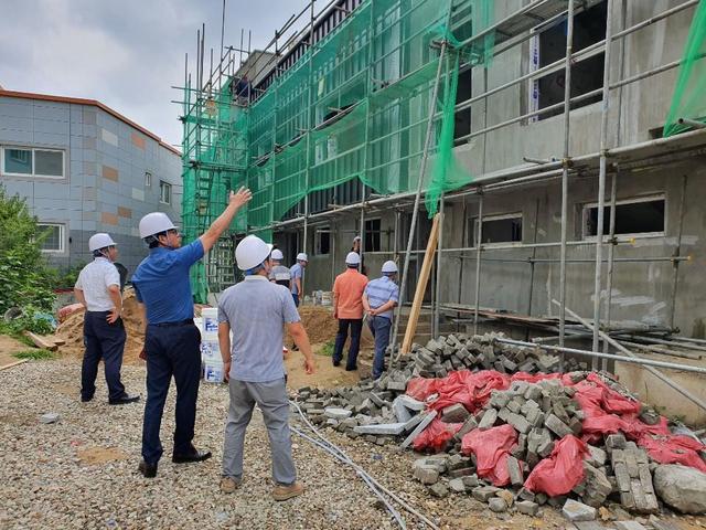 ▲ 칠곡군과 칠곡지역 건축사회 건축안전지킴이가 여름 집중호우를 대비해 건축공사장 안전점검을 진행했다.ⓒ칠곡군