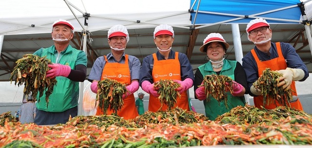 ▲ 한화토탈은 18일 충남 서산 대산읍사무소에서 주민들과 함께 여름김치 나눔 행사를 열고 서산지역 소외계층 200여 가구에 김치를 전달했다. 

사진 좌측부터 행사에 참여한 박조열 대산읍 새마을남녀지도자협의회 회장, 최은환 대산읍장, 조용효 한화토탈 지원담당 상무, 홍혜숙 대산읍 부녀회장, 김계복 한화토탈 총무팀장.ⓒ한화토탈