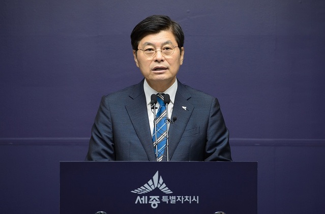 ▲ 이춘희 시장은 18일 정례브리핑을 통해 “내년부터 시민들이 공공장소에서 통신비 부담 없이 신속하게 통신망을 이용할 수 있도록 양질의 5G기지국을 확대 설치해 스마트시티 환경을 조성하겠다”고 밝혔다.ⓒ세종시