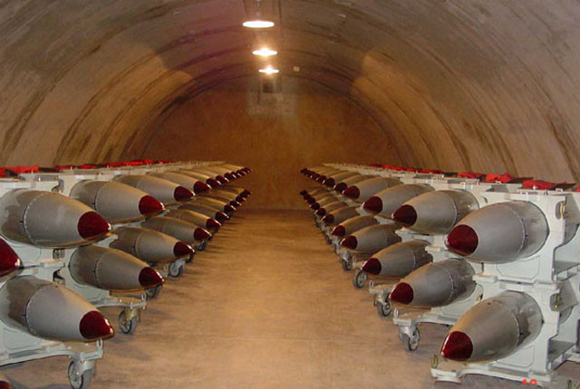 ▲ 한 NATO 회원국에 비축돼 있는 B61-11 핵폭탄. ⓒ캐나다 NATO 협회 공개사진.