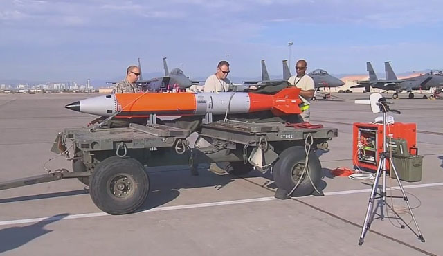 ▲ 테스트 준비 중인 B61-12 핵폭탄. 화강암 수백 미터 지하까지 파괴할 수 있다. ⓒ미공군 공개사진.