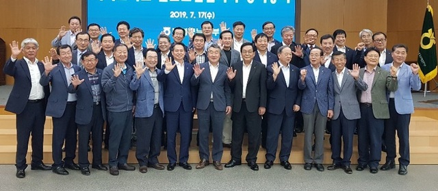 ▲ 충남·세종·대전 하나로마트 선도조합 협의회(회장 정해명) 소속 조합장 50여명과 조소행 농형충남본부장이 17일 충남농협본부에서 충남지역 사회공헌 활동에 적극 동참하기로 결의하고 있다.ⓒ충남농협본부