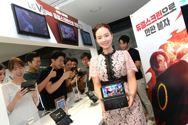 ▲ LG전자 모델과 고객들이 LG V50 ThinQ와 LG 듀얼스크린으로 모바일 게임을 즐기고 있다. ⓒLG전자