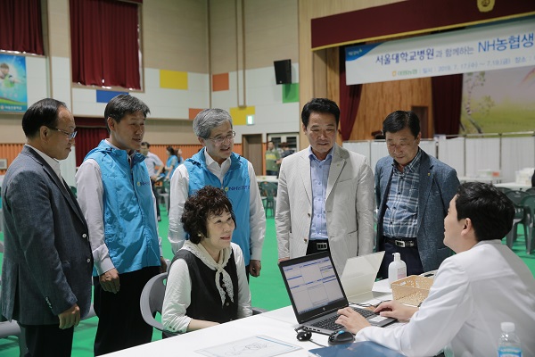 ▲ NH농협생명 홍재은 대표이사(왼쪽 3번째)와 이원농협 이중호 조합장(왼쪽 4번째)은 17일 충북 옥천군 이원초등학교에서 농촌 순회 무료 의료 진료에 나섰다.ⓒNH농협생명